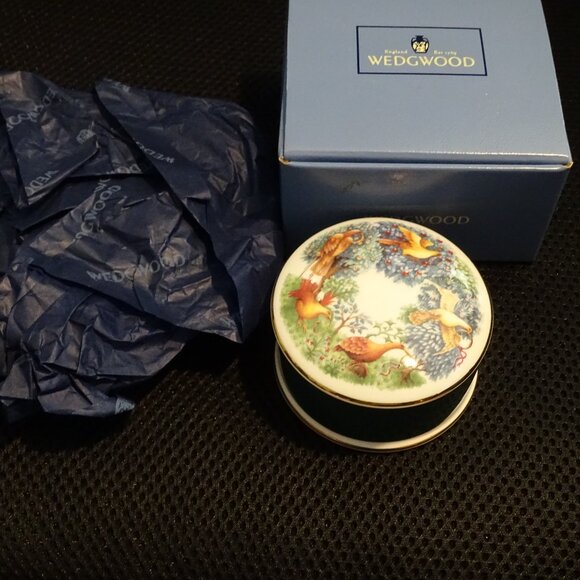 Wedgewood 5 Gold Rings Twelves Days of Christmas Round Trinket Box - Picture 6 of 6